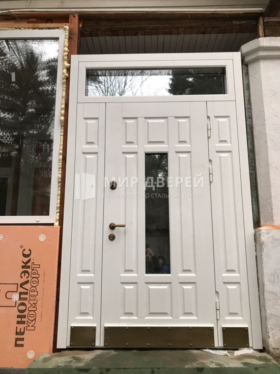 Белая входная дверь с фрамугой и отбойником - фото