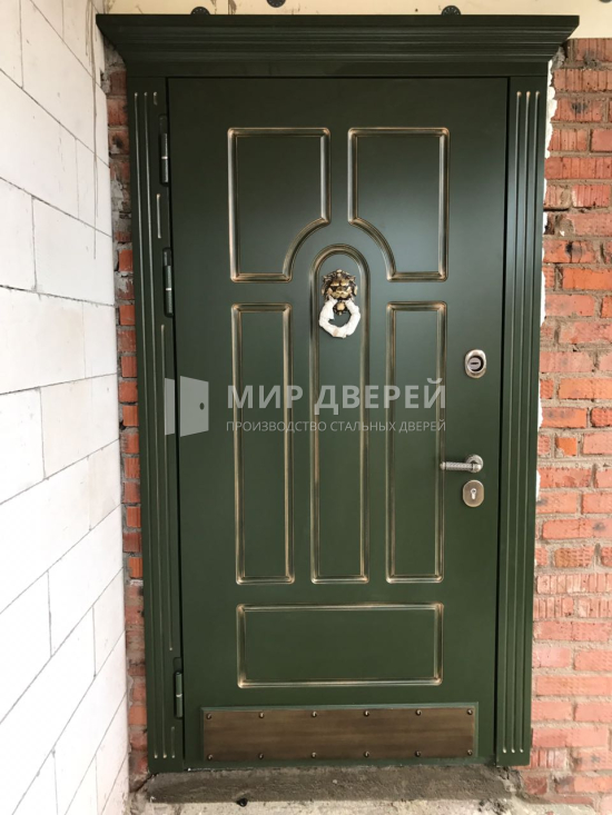 Зелёная входная дверь с патиной - фото